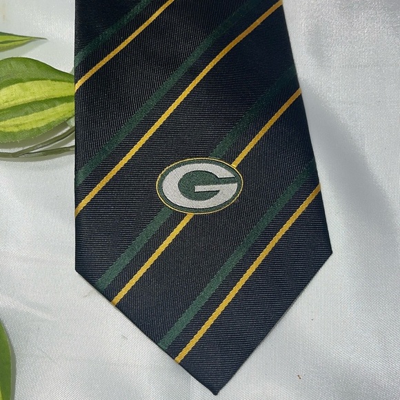 Green Bay Packers Men's Necktie Licensed NFL Football Fan Green Neck Tie - Picture 2 of 4
